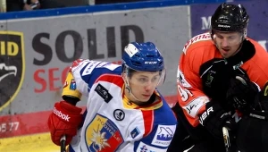 Damian Kapica z Podhala (z lewej) walczy o krążek z Mateuszem Rompkowskim