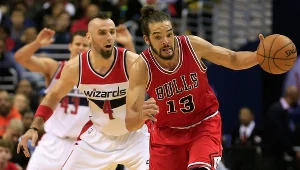 Joakim Noah ucieka Marcinowi Gortatowi
