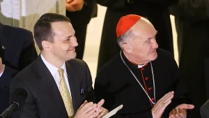 Marszałek Sejmu Radosław Sikorski (L) i metropolita warszawski, kardynał Kazimierz Nycz (P)