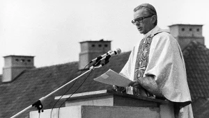 bp Franciszek Macharski w czasie mszy pogrzebowej prymasa Stefana Wyszyńskiego 