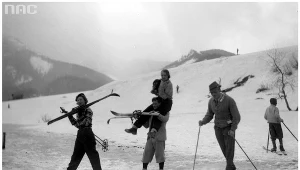 Powrót narciarzy z gór - zdjęcie z 1935 roku