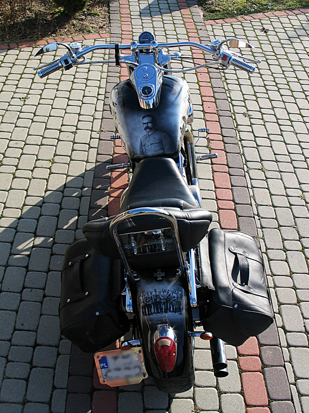 Nagroda główna - zdjęcia Jacka Łukawskiego. "To mój sposób na oddanie hołdu tym, którzy wywalczyli niepodległość. Motocykl z ręcznie namalowanym portretem Marszałka i jego żołnierzy (od Pierwszej Kadrowej do II RP). Na motocyklu odwiedzam miejsca pamięci związane z walkami o naszą niepodległość" - napisał zwycięzca naszego konkursu.