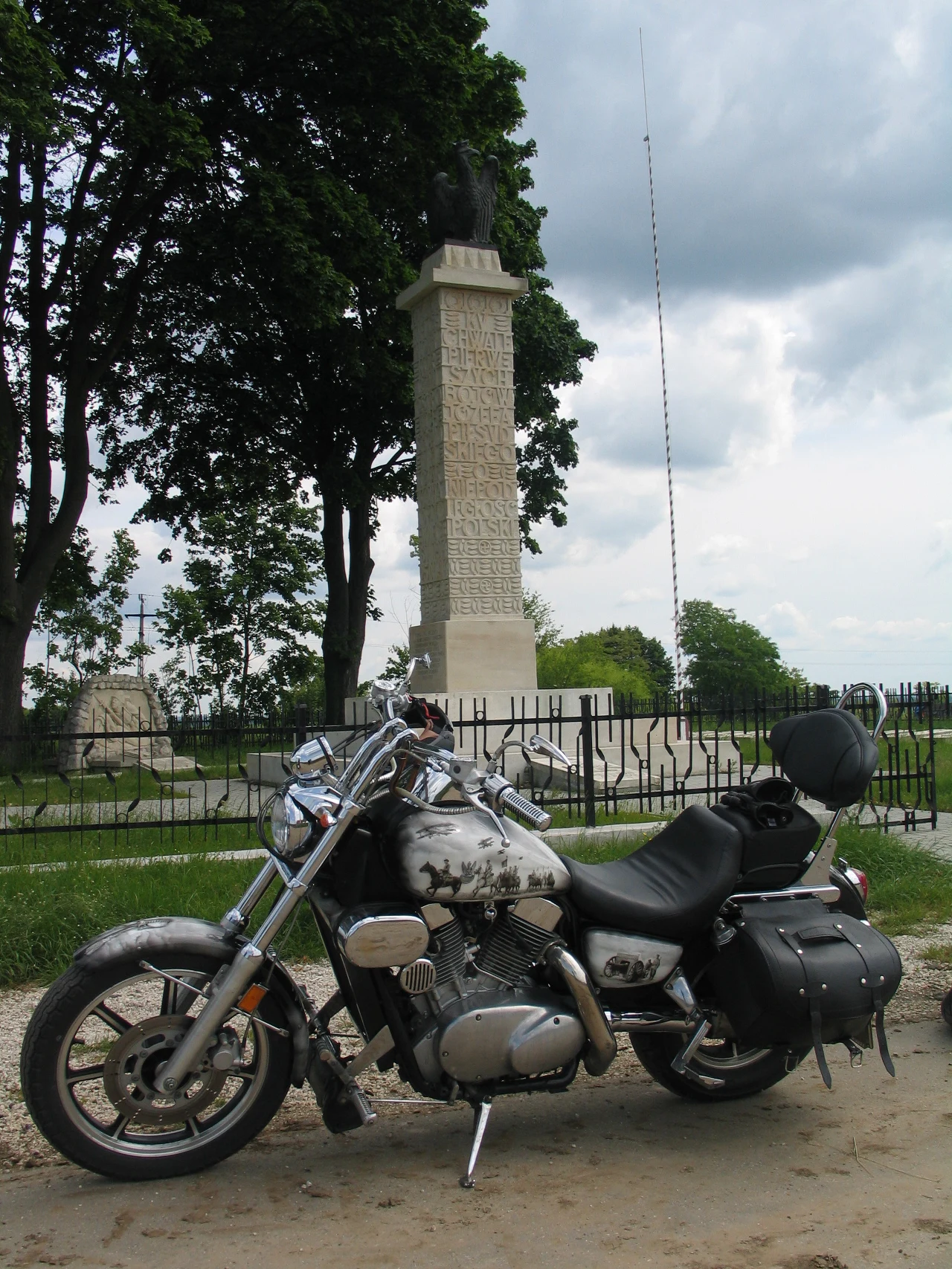 Nagroda główna - zdjęcia Jacka Łukawskiego. "To mój sposób na oddanie hołdu tym, którzy wywalczyli niepodległość. Motocykl z ręcznie namalowanym portretem Marszałka i jego żołnierzy (od Pierwszej Kadrowej do II RP). Na motocyklu odwiedzam miejsca pamięci związane z walkami o naszą niepodległość" - napisał zwycięzca naszego konkursu.