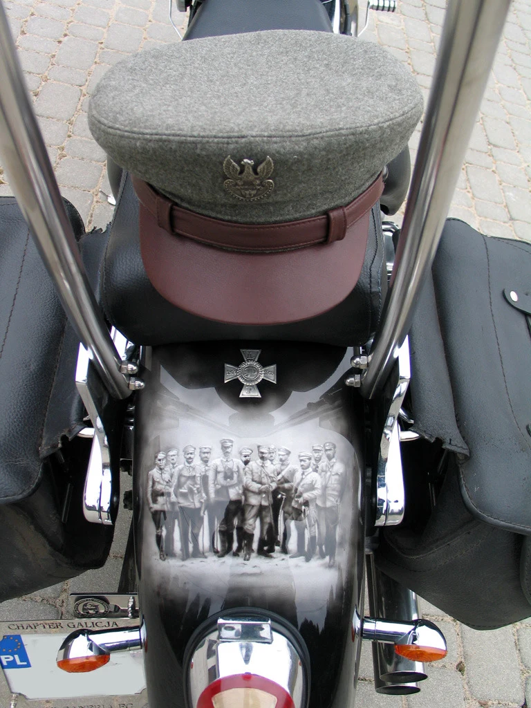 Nagroda główna - zdjęcia Jacka Łukawskiego. "To mój sposób na oddanie hołdu tym, którzy wywalczyli niepodległość. Motocykl z ręcznie namalowanym portretem Marszałka i jego żołnierzy (od Pierwszej Kadrowej do II RP). Na motocyklu odwiedzam miejsca pamięci związane z walkami o naszą niepodległość" - napisał zwycięzca naszego konkursu.
