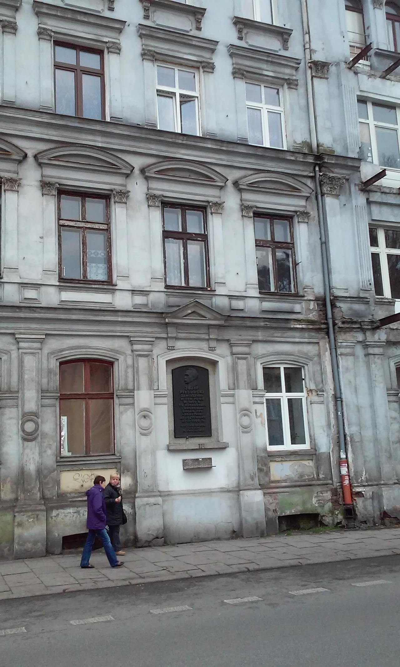 Dom przy ul.Wschodniej19,w którym mieściła się tajna drukarnia organu PPS " Robotnika"( 1889-1900) prowadzona przez Józefa Piłsudskiego. Na domu pamiątkowa tablica odsłonięta 11.XI.1981 roku dzięki staraniom Społecznego Komitetu Pamięci. 