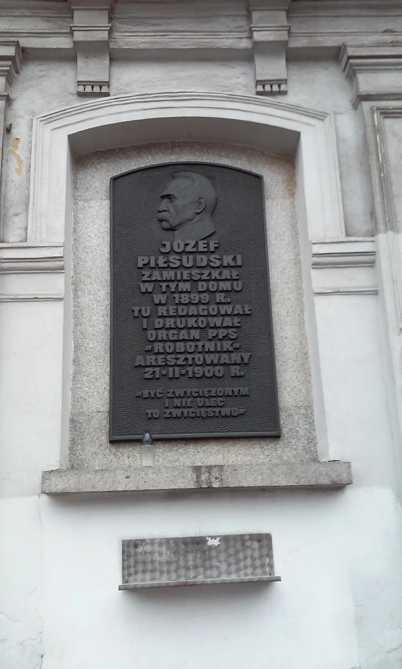 Dom przy ul.Wschodniej19,w którym mieściła się tajna drukarnia organu PPS " Robotnika"( 1889-1900) prowadzona przez Józefa Piłsudskiego. Na domu pamiątkowa tablica odsłonięta 11.XI.1981 roku dzięki staraniom Społecznego Komitetu Pamięci. 
