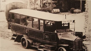 Jeden z autobusów Benz-Gaggenau, które w sierpniu 1920 roku przewoziły żołnierzy na przedpola Warszawy. Za autobusem przyczepka, także marki Benz