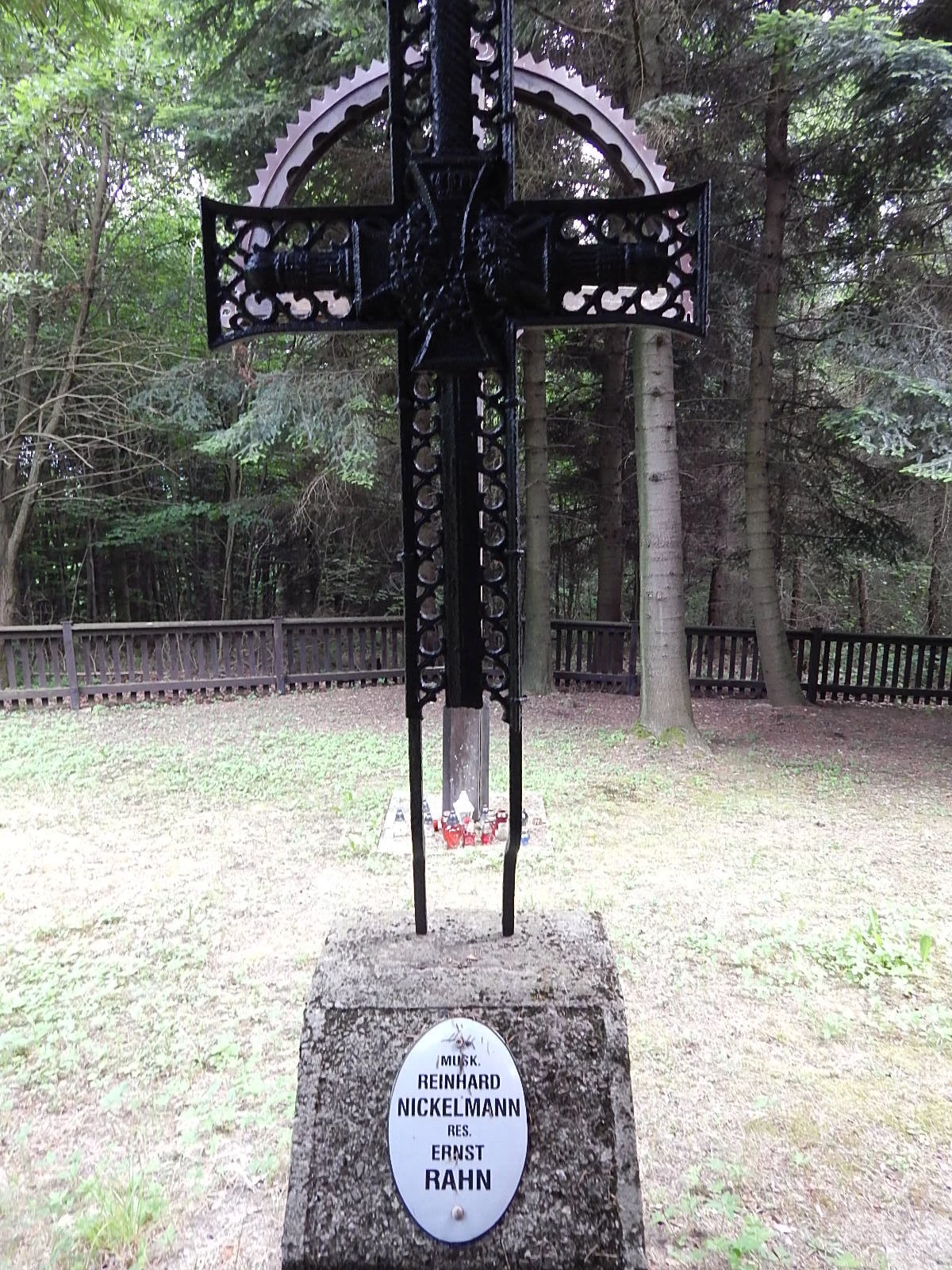 W czasie I wojny światowej największe walki były w naszym rejonie pod Gorlicami. Zdjęcia cmentarza wojennego Nr. 103 w Pagorzynie. Znajduje się on na szczycie góry, a drugi jest niżej o numerze 102. Ponieważ były to tereny kopalni ropy naftowej GWARECTWO od 1864 r., więc zlikwidowano ogromnej ilości krzyże po obu stronach góry, gdyż przeszkadzały, a zostawiono dwa cmentarze. W czasie walk życie straciło wiele tysięcy żołnierzy. 