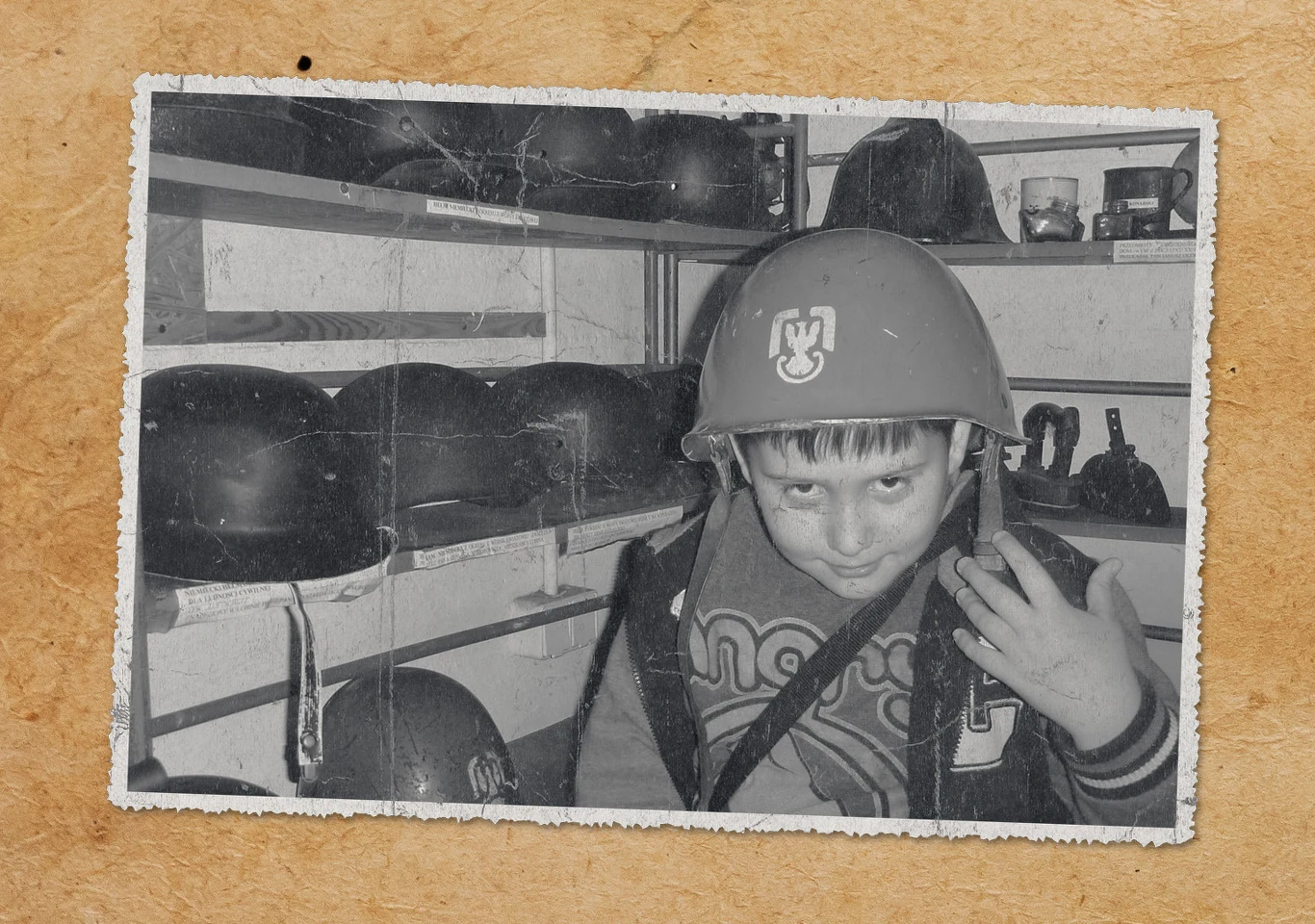 Mój 9-letni syn sprawia wrażenie zainteresowanego historią i militariami, staram się więc przy okazji wakacyjnych wojaży pokazywać mu to i owo. Wybrane zdjęcia mają charakter uniwersalny - okopy, zbrojownia czy działo bojowe, to obiekty nie związane z konkretną bitwą i miejscem, aczkolwiek pochodzące z przełomu XIX i XX wieku. Są stałym elementem działań wojennych na wszystkich frontach. Te konkretne zdjęcia, wystylizowane przeze mnie na fotografie archiwalne, pochodzą z Fortu Gerharda w Świnoujściu oraz z Bunkra V3 w Zalesiu koło Międzyzdrojów. Budowę Fortu Gerharda rozpoczęto w 1848 roku i wielokrotnie przebudowywano go aż do roku 1881. W XIX wieku stacjonowały w nim wojska pruskie, po pierwszej wojnie światowej obiekt przeszedł pod zarząd niemieckiej marynarki wojennej, po drugiej wojnie światowej używany był przez Rosjan, by w końcu w 1962 r. zostać przekazanym miastu. Z kolei pomysł skonstruowania działa wielokomorowego, powstał już w 1878 r. za sprawą francuskiego inżyniera Perreaux. Kryptonimem V-3 opatrzono niemiecki projekt działa wielokomorowego, które miało mieć zasięg do 160 km i posłużyć do ostrzeliwania Londynu podczas drugiej wojny światowej. Konstrukcję działa opracowano w 1942 roku, a już rok później rozpoczęto próby m.in. w Zalesiu k. Międzyzdrojów 