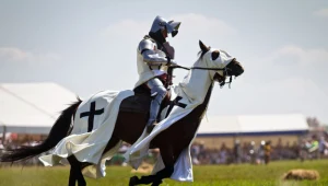 Biały płaszcz z czarnym krzyżem wciąż jest obowiązującym uniformem zakonników fot. Wojciech Radwański