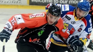 Martin Przygodzki i jego JKH Jastrzębie we wtorek ograło MMKS Podhale Nowy Targ (z tyłu Jarosław Różański). Dziś jastrzębianie będą walczyć o Puchar Polski.