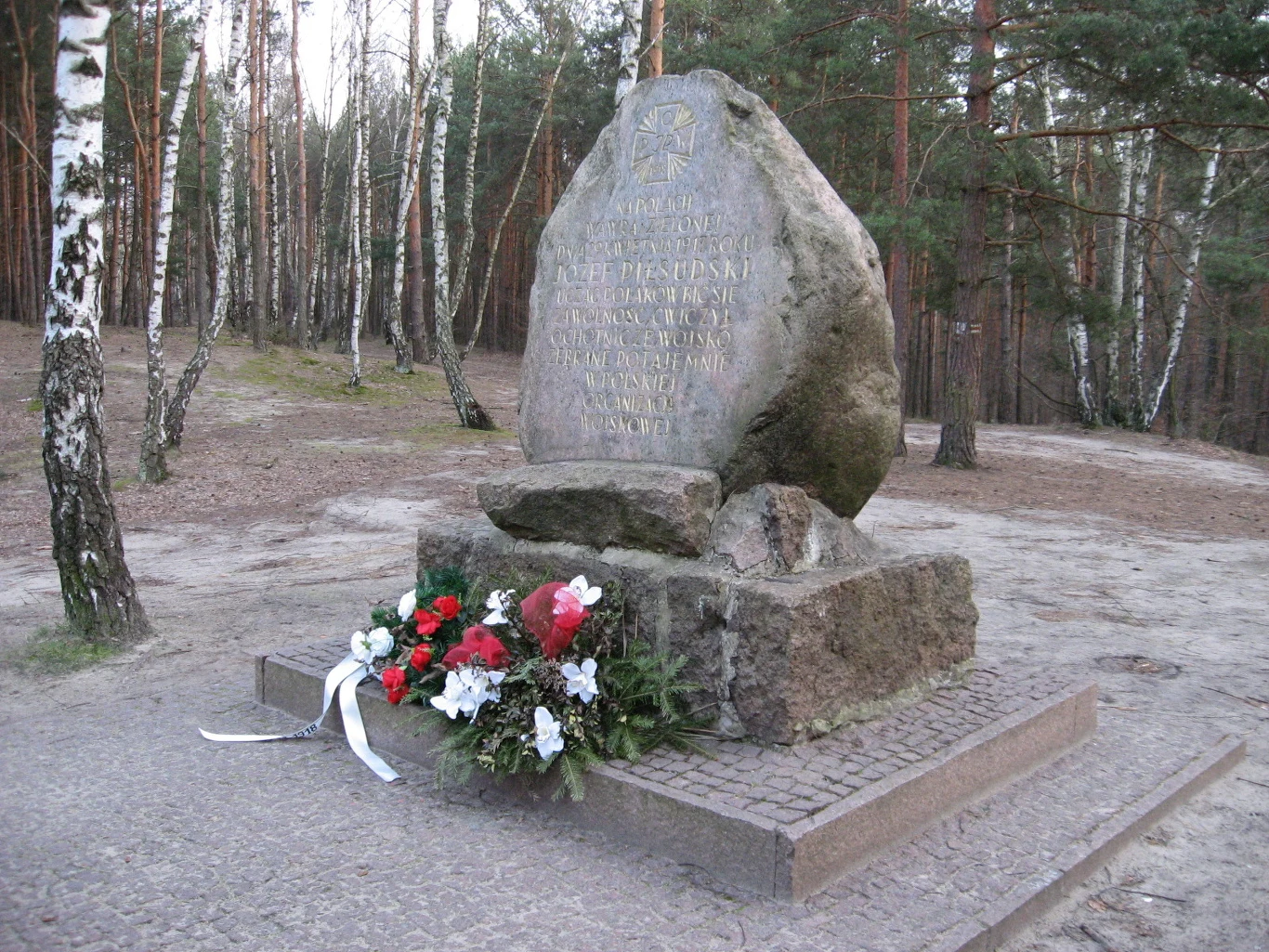 Pamiątkowy głaz w Lesie im. Jana III Sobieskiego w warszawskim Wawrze. Na jednym ze wzniesień, na skraju tego wyjątkowo pięknego rezerwatu przyrody znajduje się pamiątkowy głaz. Upamiętnia on dzień 22 kwietnia 1917, w którym to - wedle opisu na głazie - Józef Piłsudski ćwiczył w tym miejscu ochotnicze wojsko zebrane potajemnie w Polskiej Organizacji Wojskowej (POW). W ten sposób nasz wódz "uczył Polaków bić się za wolność". Odwiedzam to miejsce kilka razy w roku podczas moich rowerowych wycieczek i zawsze przy tym głazie robię sobie krótki przystanek, popadając w lekką zadumę nad bohaterskim duchem chłopaków-żołnierzy tamtego okresu.