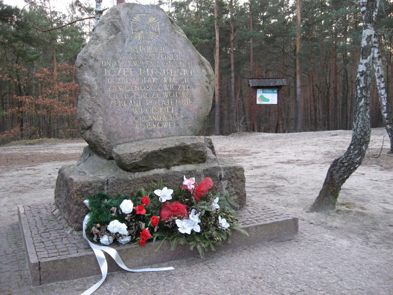 Pamiątkowy głaz w Lesie im. Jana III Sobieskiego w warszawskim Wawrze. Na jednym ze wzniesień, na skraju tego wyjątkowo pięknego rezerwatu przyrody znajduje się pamiątkowy głaz. Upamiętnia on dzień 22 kwietnia 1917, w którym to - wedle opisu na głazie - Józef Piłsudski ćwiczył w tym miejscu ochotnicze wojsko zebrane potajemnie w Polskiej Organizacji Wojskowej (POW). W ten sposób nasz wódz "uczył Polaków bić się za wolność". Odwiedzam to miejsce kilka razy w roku podczas moich rowerowych wycieczek i zawsze przy tym głazie robię sobie krótki przystanek, popadając w lekką zadumę nad bohaterskim duchem chłopaków-żołnierzy tamtego okresu.