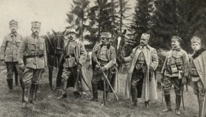 Na szczycie Pantyru w Karpatach Wschodnich: od lewej budowniczy Drogi Legionów - por. inż. Służkiewicz, gen. Karol Durski-Trzaska, kpt. Włodzimierz Zagórski, dr Staszewski, kpt. Zygmunt Dzwonkowski, październik 1914