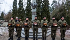 Ceremonia złożenia prochów siedmiu Powstańców Wielkopolskich w Kolumbarium w Kwaterze Powstańców Wielkopolskich na Cmentarzu Komunalnym nr 2 na Junikowie