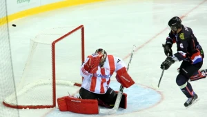 Miroslav Zatko z Ciarko PBS Bank Sanok strzela na bramkę Rafała Radziszewskiego