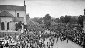 Lublin, 17 lipca 1949 r. Wiec zorganizowany przez władze komunistyczne, potępiający "ciemnotę i zabobony", będący reakcją na wydarzenia związane z cudem lubelskim