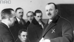 Kazimierz Bartel oddaje głos w czasie wyborów