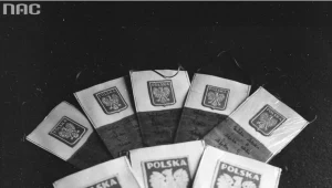 Orzeł bez korony; na zdjęciu proporczyki z godłem Polski i zapisanymi wynikami meczów Polska-Anglia i Polska-Walia, 1973 rok