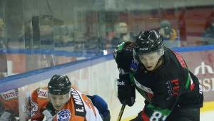 Marcin Kolusz (z prawej) ucieka Łukaszowi Nalewajce z JKH Jastrzębie w półfinale Pucharu Polski.