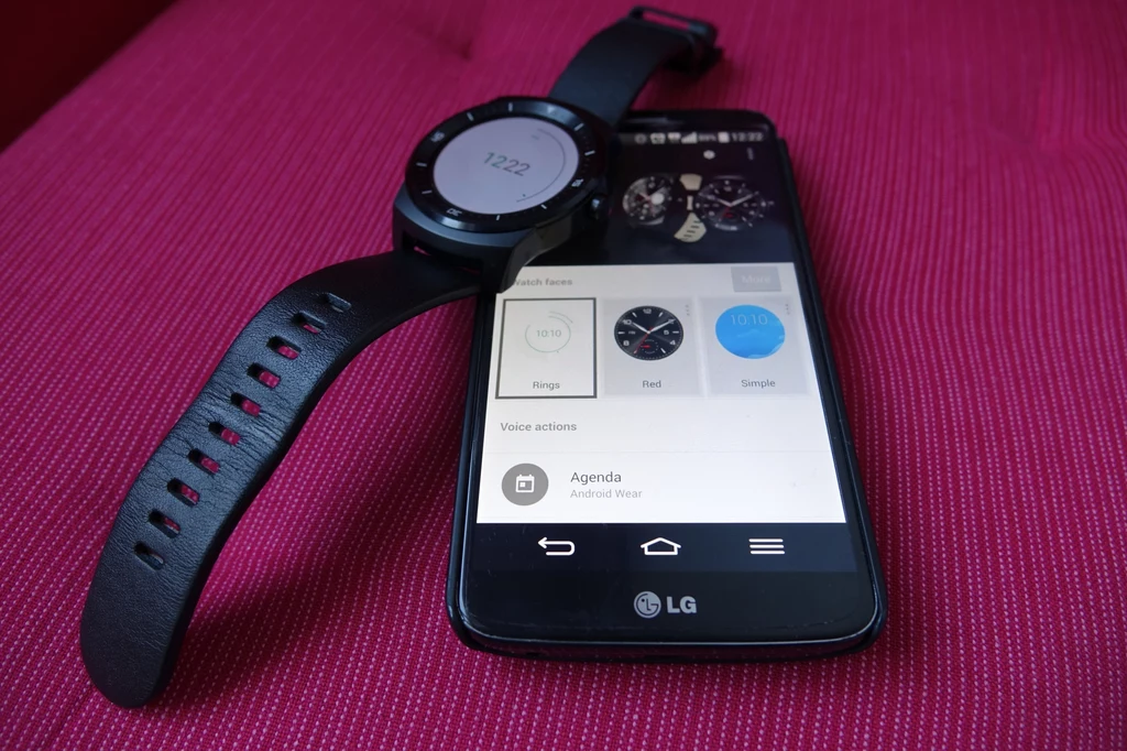 LG G Watch R - do pełnej obsługi Android Wear potrzebny jest telefon z systemem Android 4.3 lub nowszą wersją. Co ważne, zegarek oczywiście nadal działa, nawet jeśli nie mamy telefonu przy sobie