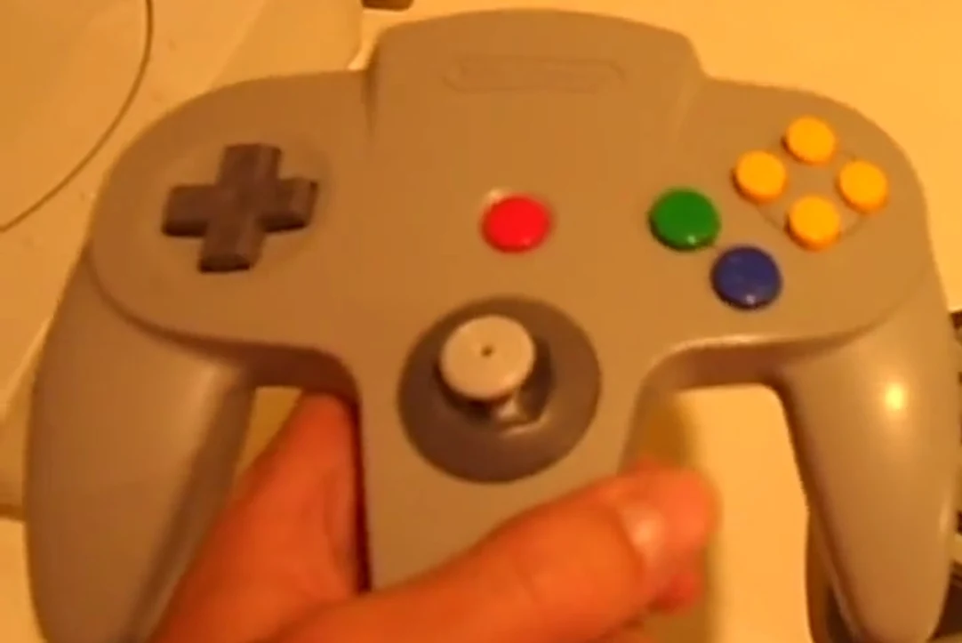 Nintendo 64 - fragment materiału wideo znalezionego na kanale "TheSyrupCompany" w serwisie youtube.com Nintendo 64 - fragment materiału wideo znalezionego na kanale "TheSyrupCompany" w serwisie youtube.com
