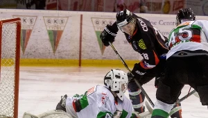 Michael Cichy (Sanok) atakuje bramkę Sztefana Żigardy'ego