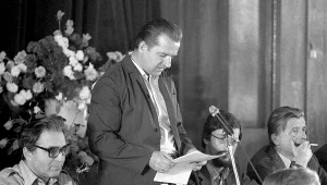 Na zdjęciu archiwalnym z sierpnia 1980 r. Marian Jurczyk (C) przemawia podczas rozmów komisji rządowej ze strajkującymi w Szczecinie