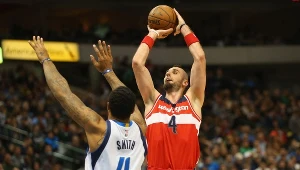 Rzuca Marcin Gortat z Washington Wizards, blokuje Greg Smith z Dallas Mavericks 