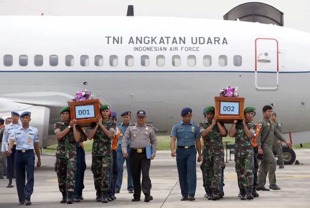 Indonezyjscy żołnierze przenoszą dwie trumny z ciałami osób, które zginęły w katastrofie samolotu Air Asia. Indonezyjscy żołnierze przenoszą dwie trumny z ciałami osób, które zginęły w katastrofie samolotu Air Asia.