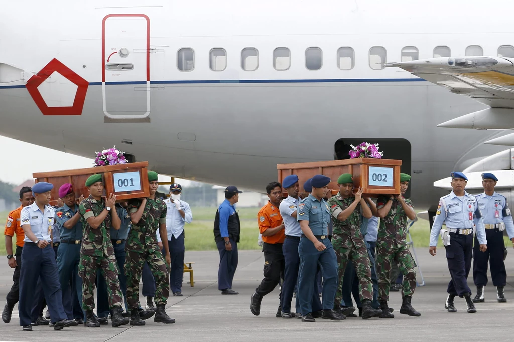 Indonezyjscy żołnierze przenoszą dwie trumny z ciałami osób, które zginęły w katastrofie samolotu Air Asia. Indonezyjscy żołnierze przenoszą dwie trumny z ciałami osób, które zginęły w katastrofie samolotu Air Asia.