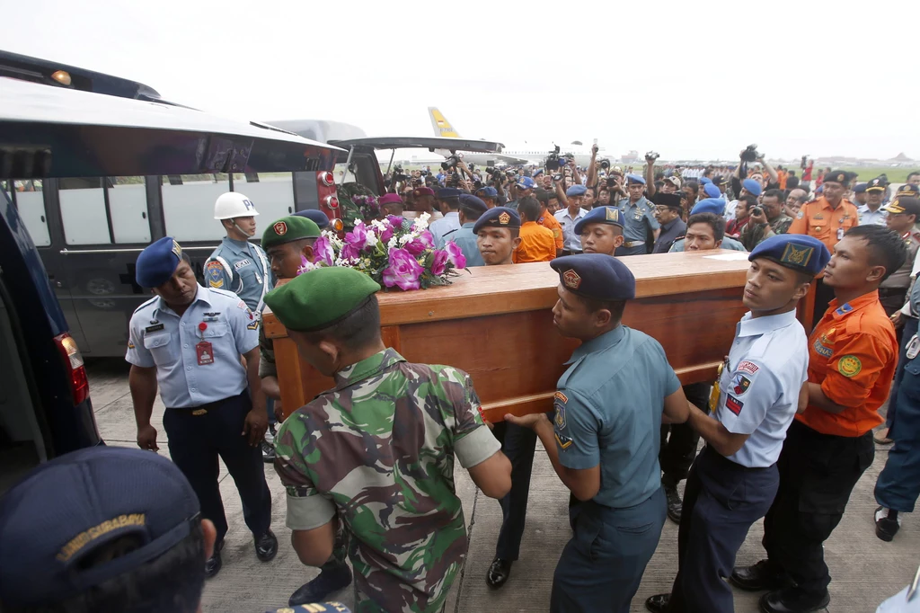 Indonezyjscy żołnierze przenoszą dwie trumny z ciałami osób, które zginęły w katastrofie samolotu Air Asia. Indonezyjscy żołnierze przenoszą dwie trumny z ciałami osób, które zginęły w katastrofie samolotu Air Asia.