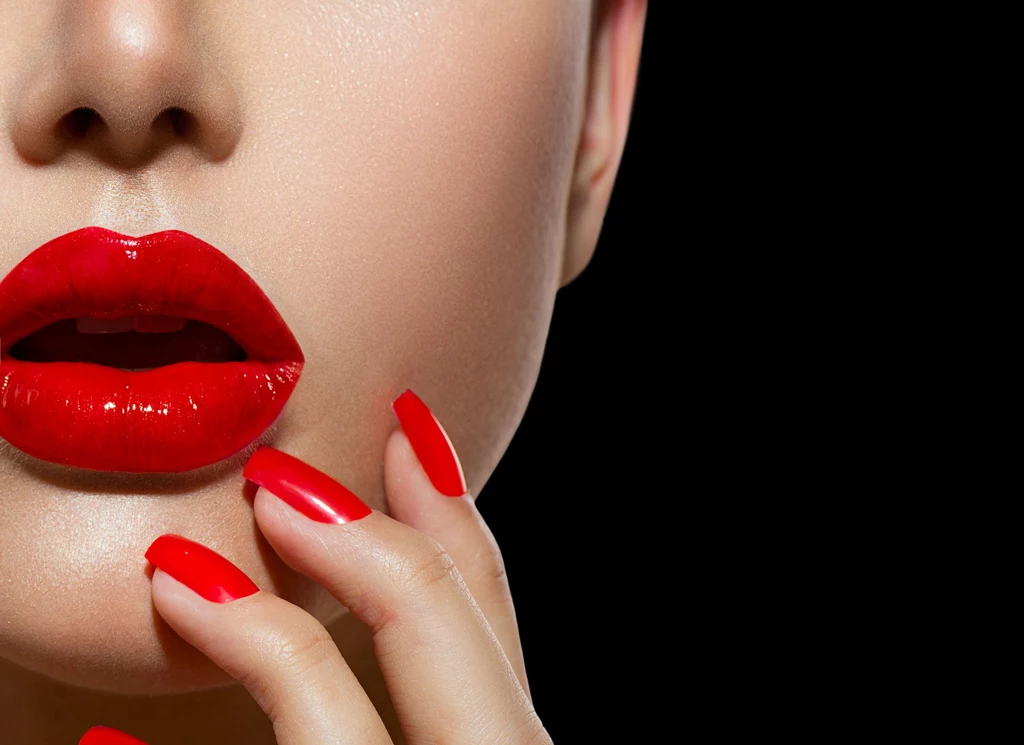 Intensywna czerwień może podkreślać wszelkie niedoskonałości ust, dlatego przed zrobieniem makijażu warto zadbać o ich dobre przygotowanie