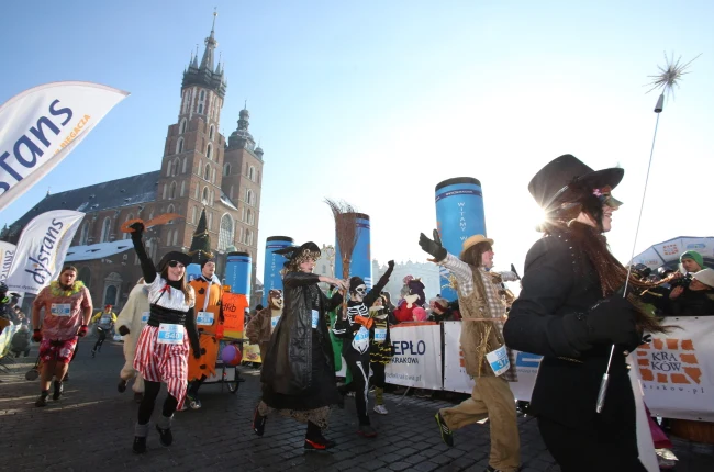 Uczestnicy biegu sylwestrowego w Krakowie wykazali się dużą inwencją Uczestnicy biegu sylwestrowego w Krakowie wykazali się dużą inwencją