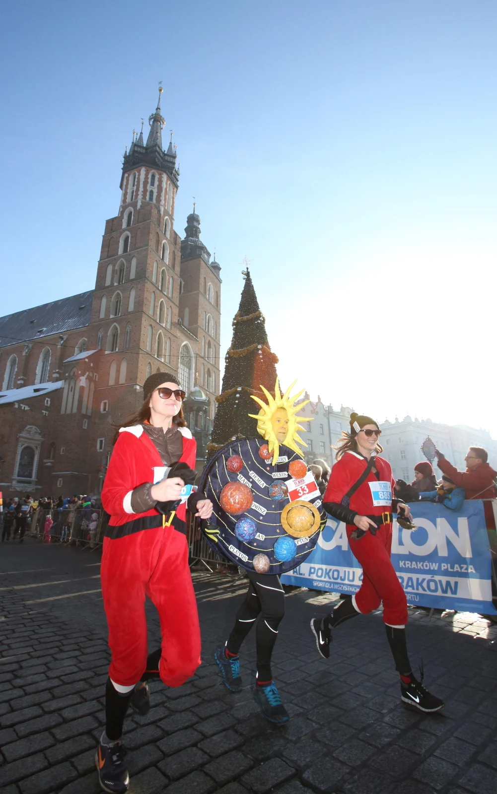 Uczestnicy biegu wykazali się sporą kreatywnością przy tworzeniu przebrań Uczestnicy biegu wykazali się sporą kreatywnością przy tworzeniu przebrań