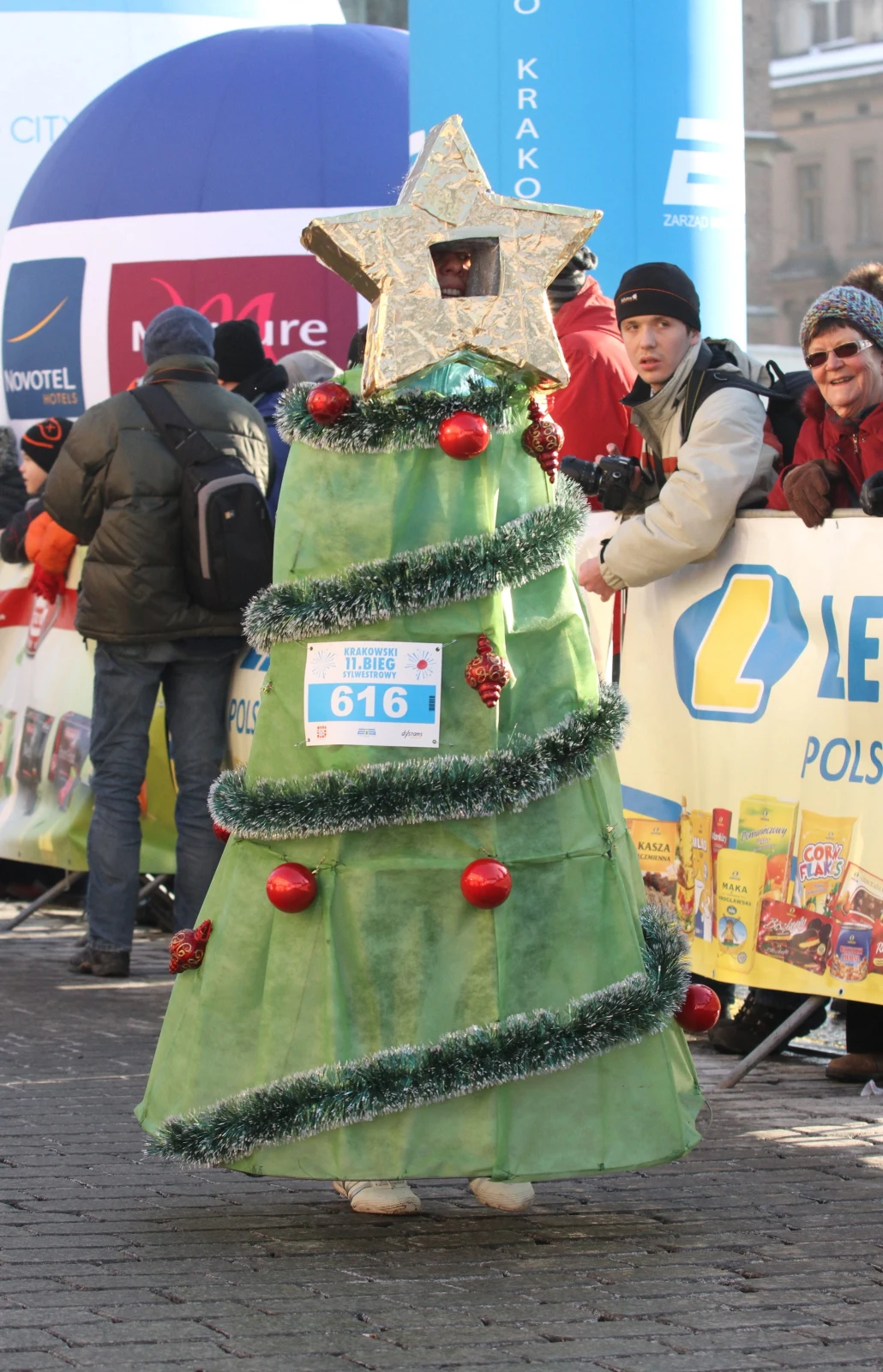 Uczestnicy biegu wykazali się sporą kreatywnością przy tworzeniu przebrań Uczestnicy biegu wykazali się sporą kreatywnością przy tworzeniu przebrań