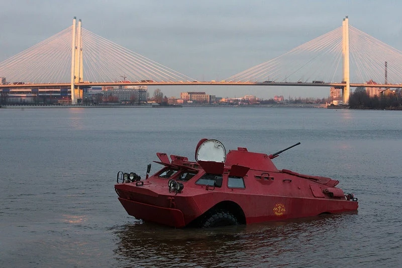 Wynurzający się z Newy czerwony transporter taxi...