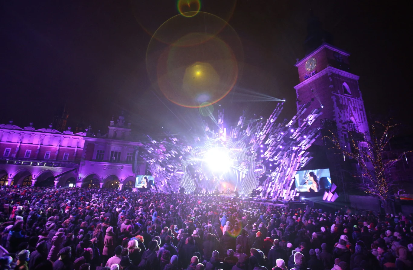 Publiczność bawi się na koncercie sylwestrowym organizowanym przez telewizję TVN na Rynku Głównym w Krakowie