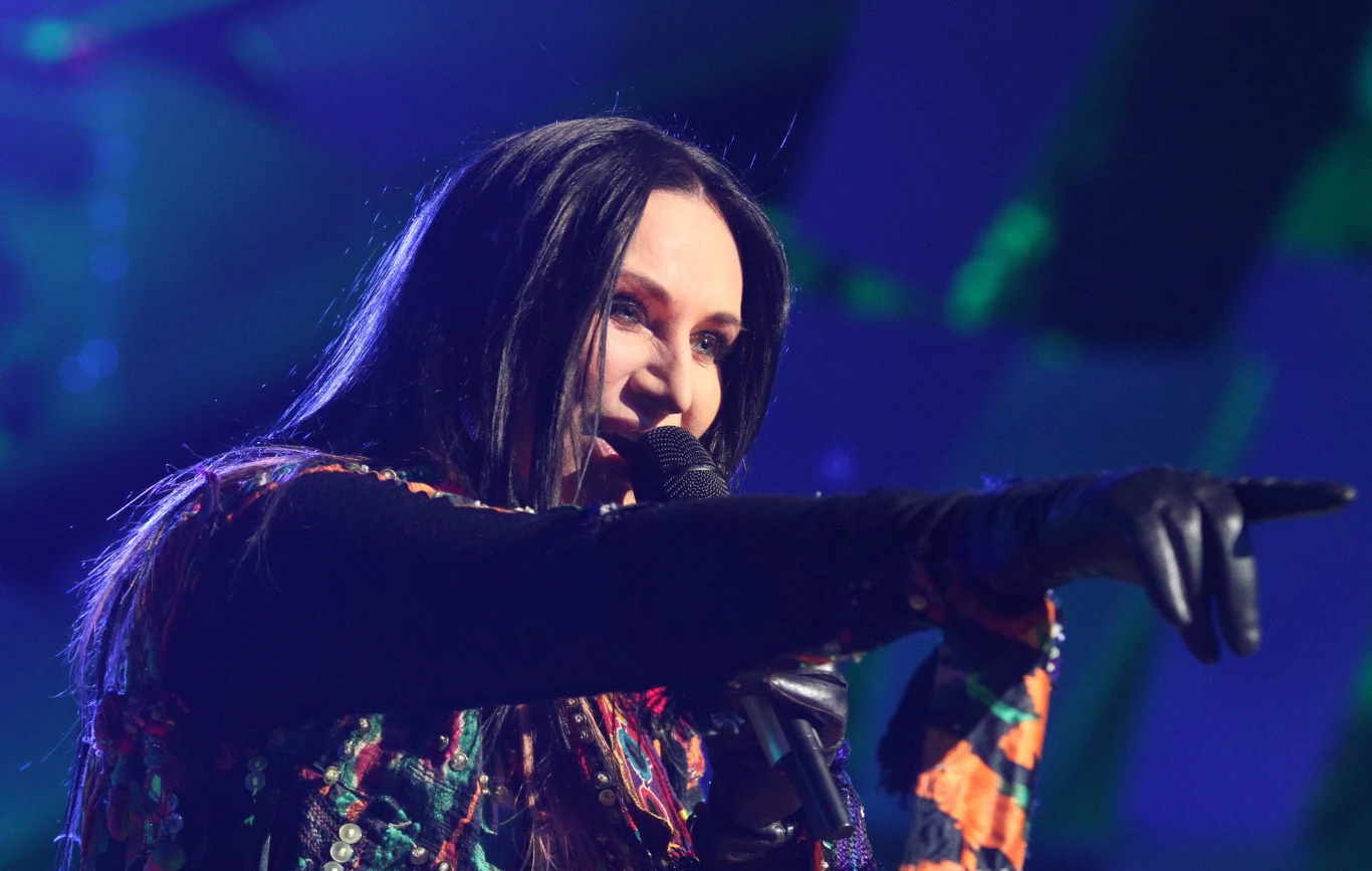 Piosenkarka Kayah występuje podczas koncertu sylwestrowego organizowanego przez telewizję TVN na Rynku Głównym w Krakowie