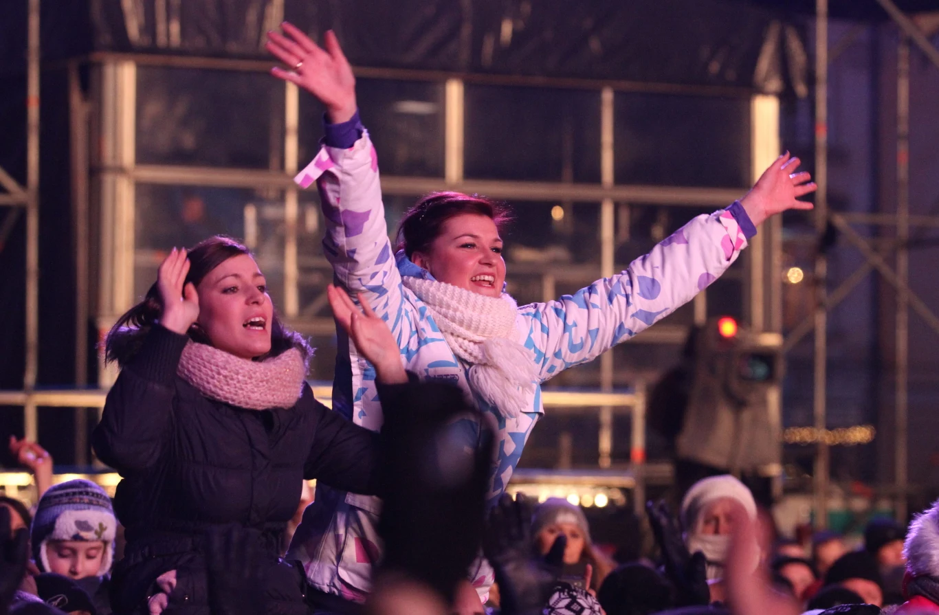 Publiczność bawi się na koncercie sylwestrowym organizowanym przez telewizję TVN na Rynku Głównym w Krakowie