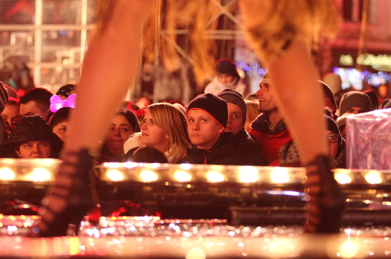 Publiczność bawi się na koncercie sylwestrowym organizowanym przez telewizję TVN na Rynku Głównym w Krakowie