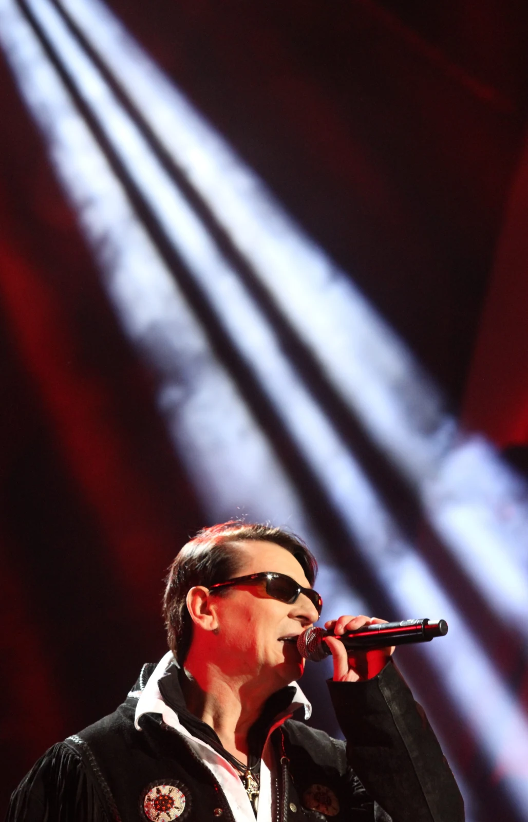 Maciej Maleńczuk występuje podczas koncertu sylwestrowego organizowanego przez telewizję TVN na Rynku Głównym w Krakowie