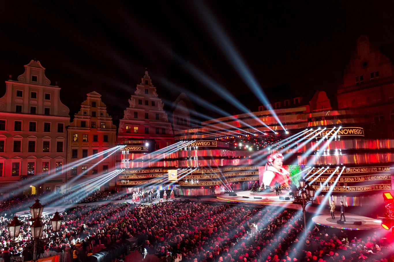 Bawiąca się publiczność podczas koncertu sylwestrowego organizowanego przez TVP2 na wrocławskim Rynku 