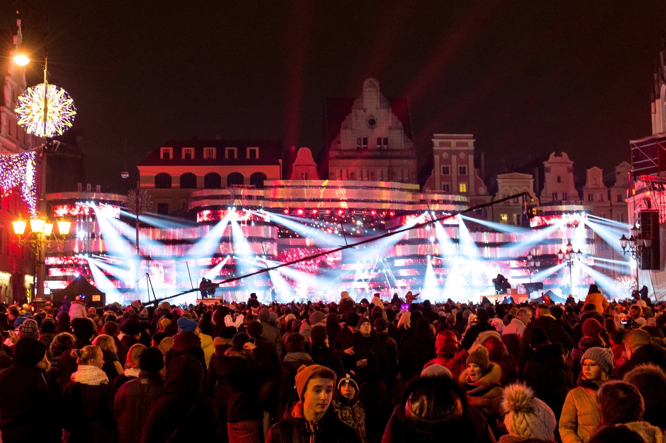 Bawiąca się publiczność podczas koncertu sylwestrowego organizowanego przez TVP2 na wrocławskim Rynku 