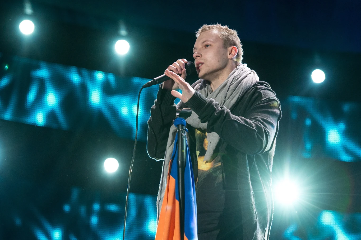 Igor Herbut z zespołem Lemon występuje podczas koncertu sylwestrowego organizowanego przez TVP2 na wrocławskim Rynku