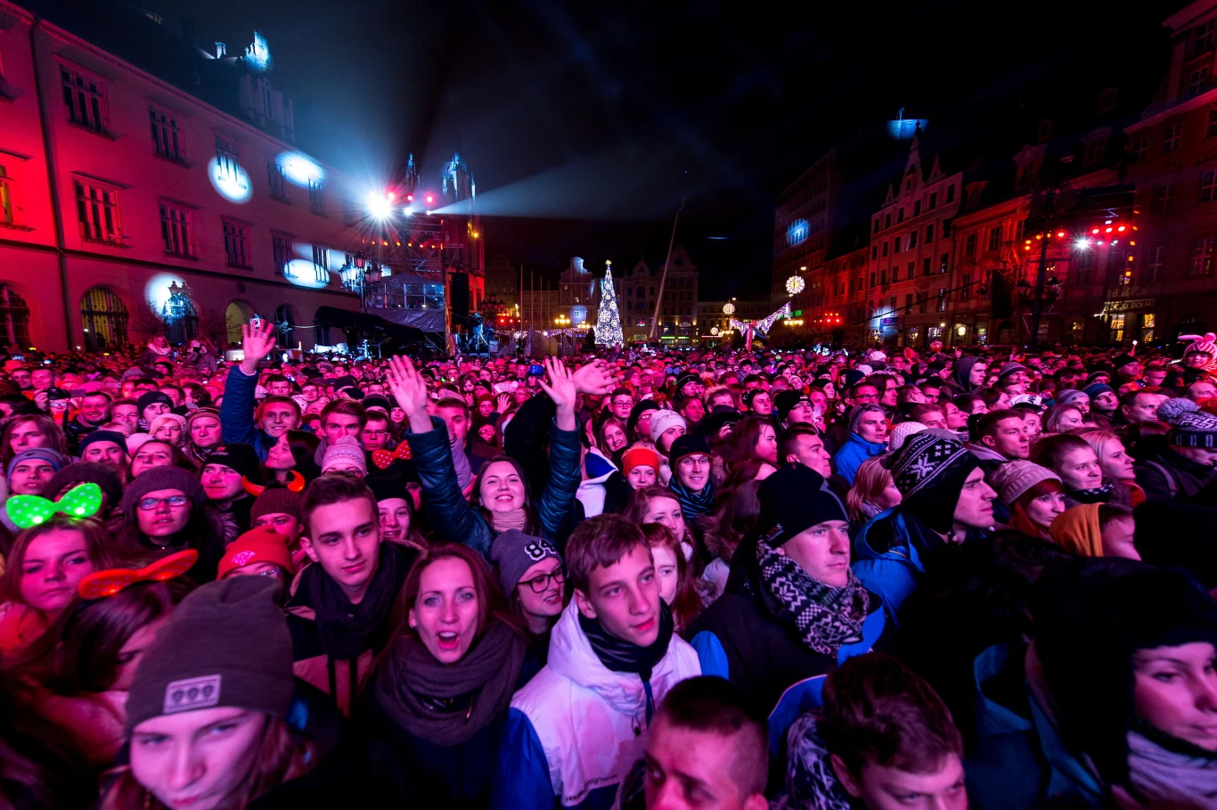 Bawiąca się publiczność podczas koncertu sylwestrowego organizowanego przez TVP2 na wrocławskim Rynku 