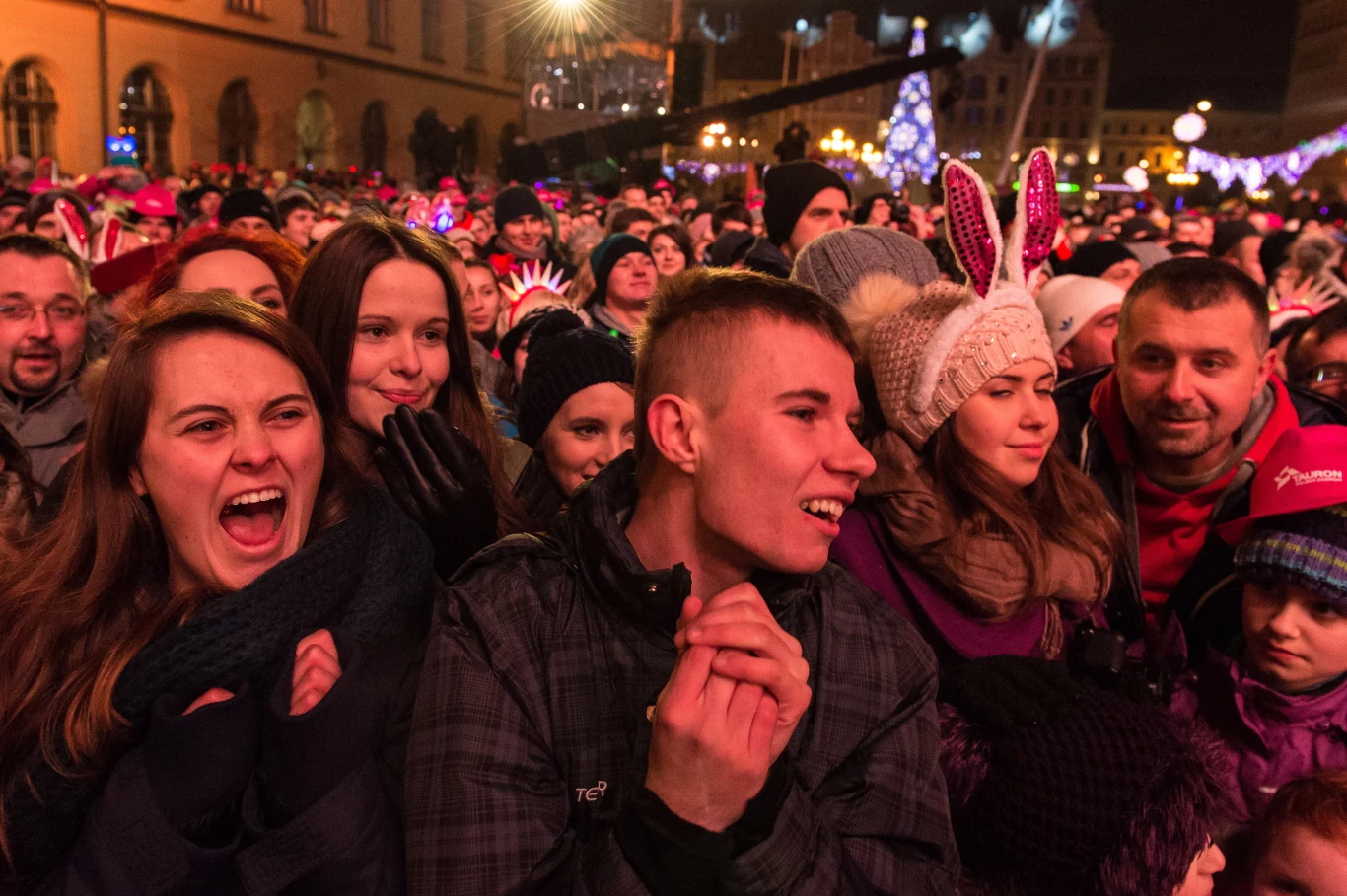 Bawiąca się publiczność podczas koncertu sylwestrowego organizowanego przez TVP2 na wrocławskim Rynku 