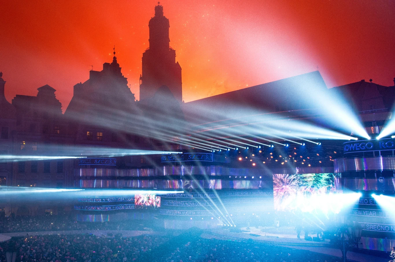 Bawiąca się publiczność podczas koncertu sylwestrowego organizowanego przez TVP2 na wrocławskim Rynku 
