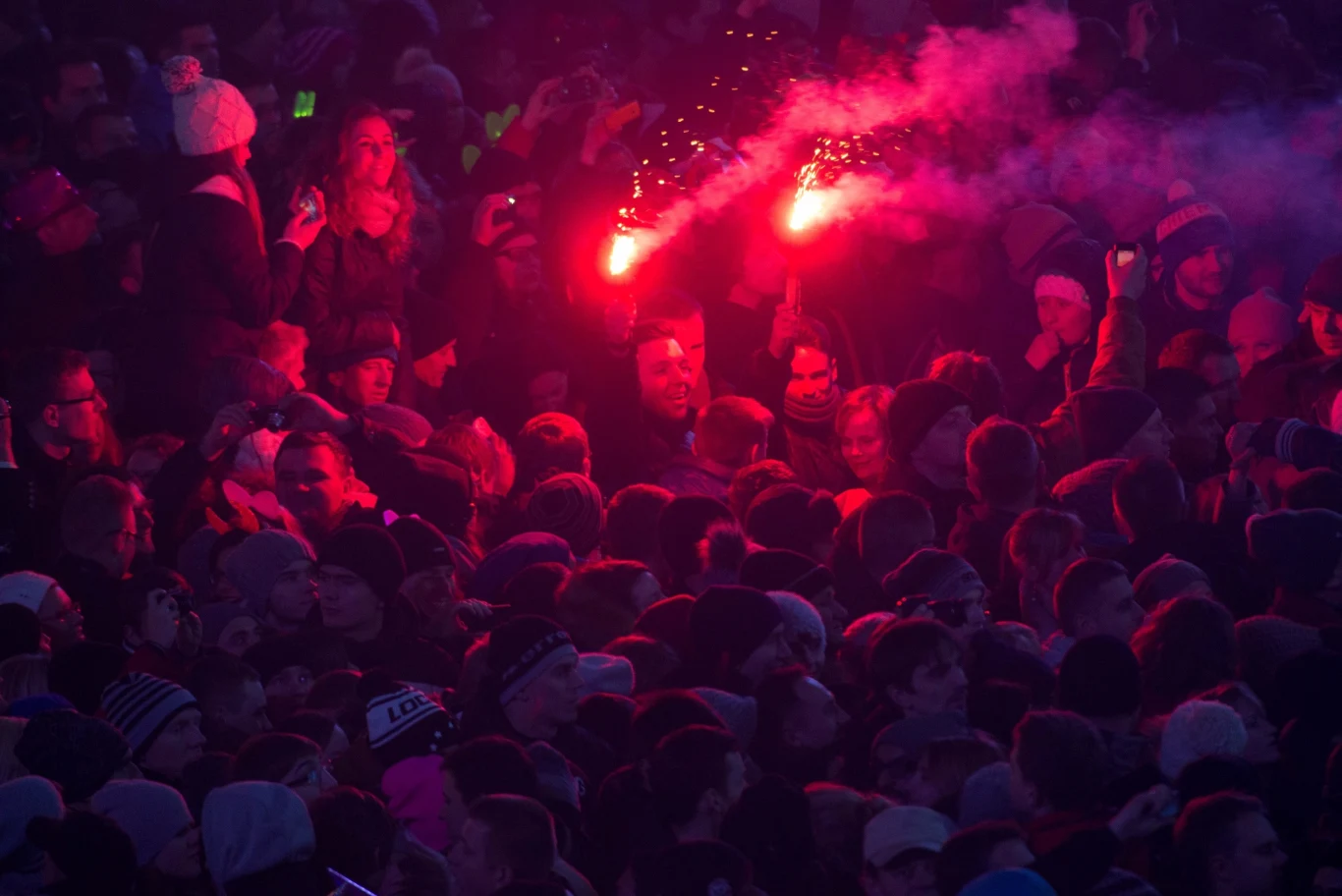 Bawiąca się publiczność podczas koncertu sylwestrowego organizowanego przez TVP2 na wrocławskim Rynku 