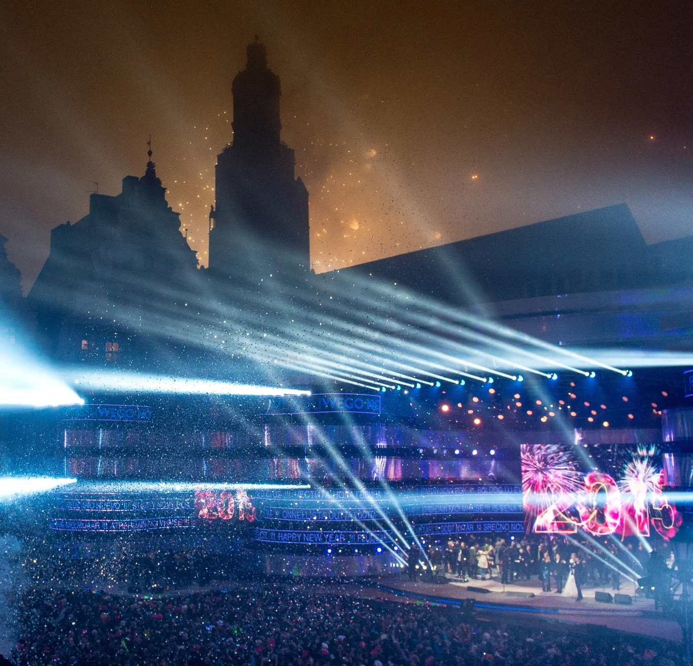 Bawiąca się publiczność podczas koncertu sylwestrowego organizowanego przez TVP2 na wrocławskim Rynku 